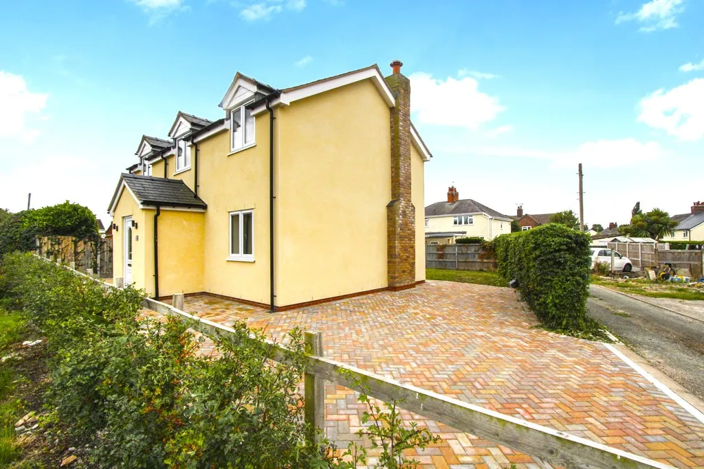 Crossways, Caergwrle